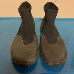 Neosport black water shoe